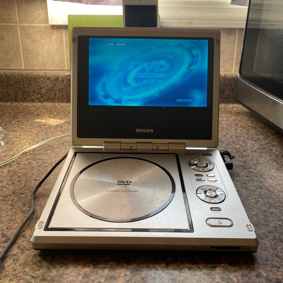 Philips PET710 Portable DVD Player (7") & Rechargeable Battery Pack - Picture 3 of 4